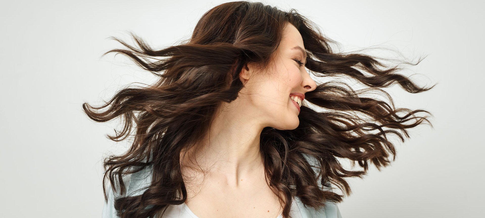 Shampoo morado en cabello castaño